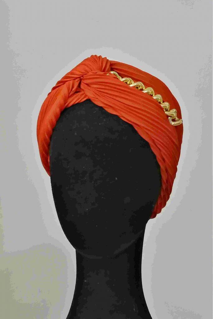 Turbante Suite es una pieza única realizada con un tejido de seda plisado en color naranja óxido acompañado de una cadeneta vintage En Lamatte, te damos la opción de personalizar todas nuestras piezas. Si te gusta el modelo pero crees que los tonos o algún elemento no combinaría con tu look, no lo dudes y contacta con nosotros.