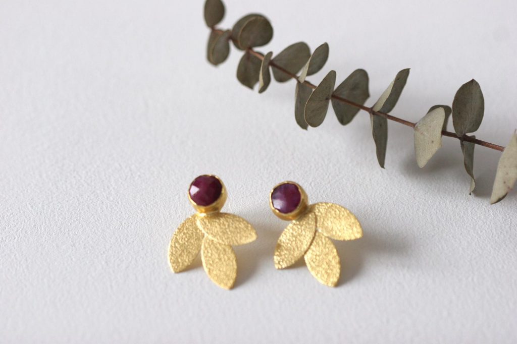 Los pendientes NAIR son unos  pendientes de latón chapado en oro con un precioso diseño de inspiración egipcio y con piedra de color