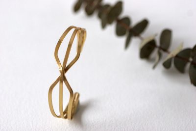 La pulsera NAOS  es de  bronce chapado en oro con un precioso diseño de inspiración egipcia