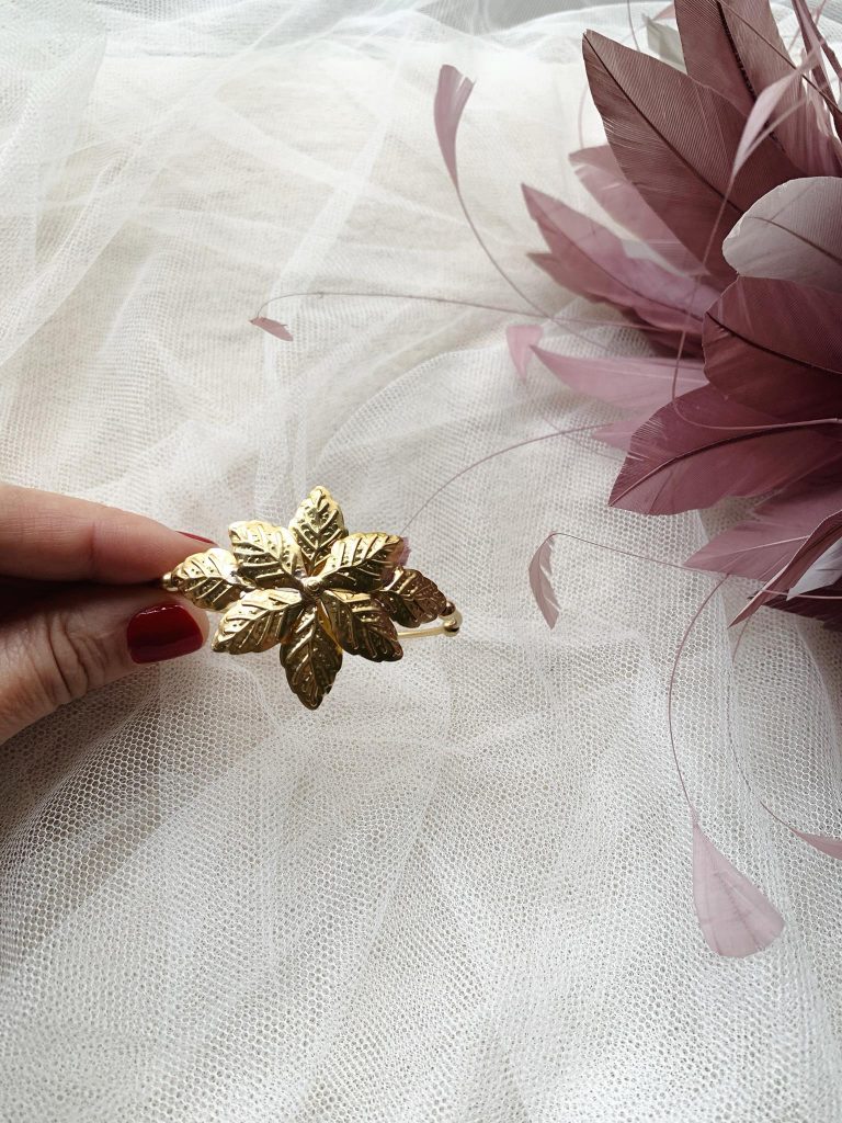 La pulsera Flor Astrea de bronce chapado en oro con un precioso diseño de inspiración egipcio Ideal para tus looks de invitada perfecta Pertenece a la colección cápsula ASTREA de Lamatte by Virutitas Todas piezas de esta colección están confeccionados de manera artesanal  en bronce chapado en oro de 24k