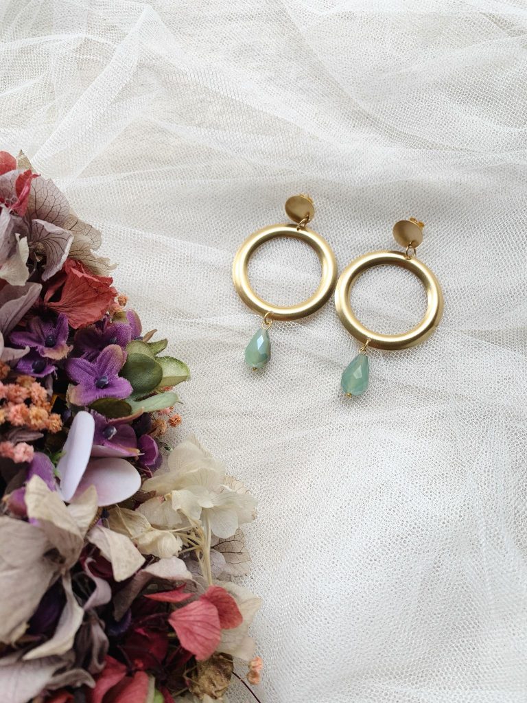 Los pendientes Blue Sky de bronce chapado en oro con un precioso diseño de inspiración egipcio  Ideal para tus looks de invitada perfecta Pertenece a la colección cápsula ASTREA de Lamatte by Virutitas Todas piezas de esta colección están confeccionados de manera artesanal  en bronce chapado en oro de 24k