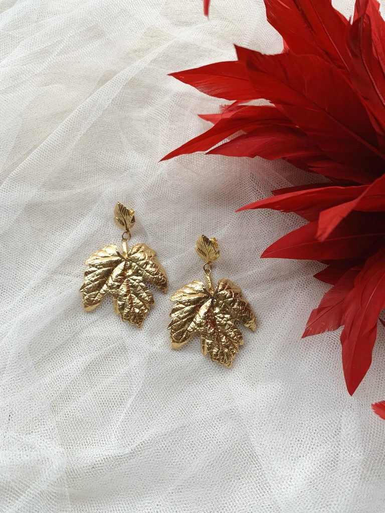 Los pendientes HOJA DE PARRA  de bronce chapado en oro con dos tonos con un precioso diseño de inspiración egipcio Ideal para tus looks de invitada perfecta Pertenece a la colección cápsula ASTREA de Lamatte by Virutitas Todas piezas de esta colección están confeccionados de manera artesanal  en bronce chapado en oro de 24k