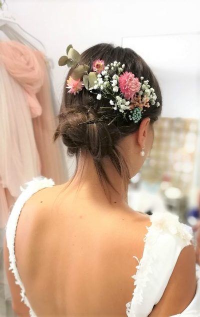 Loila novia , una combinación de flores preservadas que puedes combinar a tu gusto y disponer sobre tu peinado como lo necesites. Una opción preciosa para novias muy chic